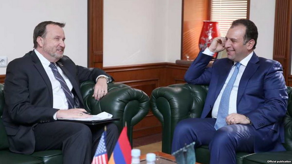 Глава МО Армении Виген Саргсян принял посла США Ричарда Миллса