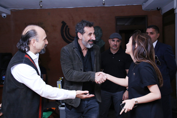 Серж Танкян и съемочная группа телекомпании CNN – в Центре искусств «Нарекаци»