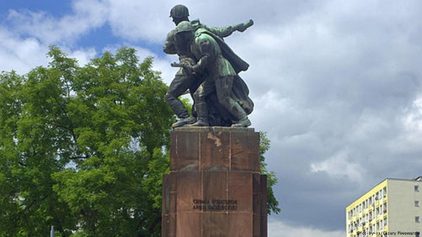 Программа декоммунизации: в Польше вступил в силу закон о сносе советских памятников