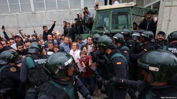 Власти Каталонии: в столкновениях с испанской полицией в воскресенье пострадали сотни человек