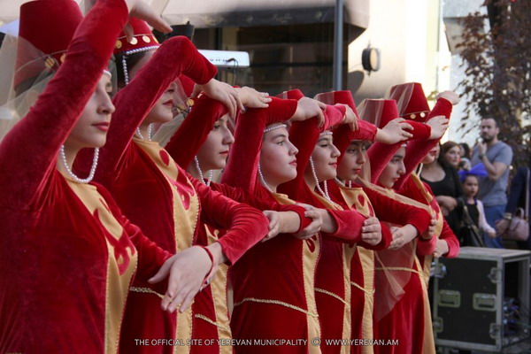 День Еревана отметили на Северном проспекте национальными песнями и танцами