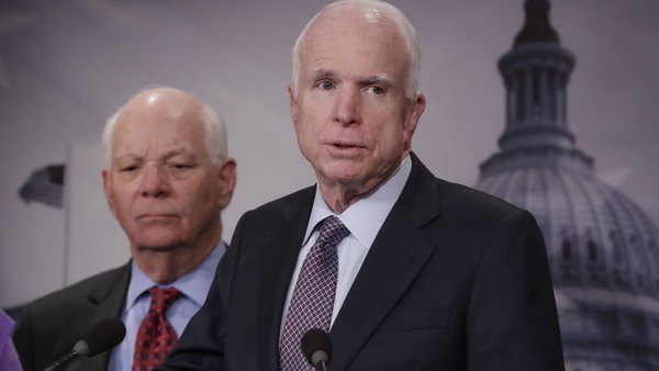 Сенаторы США Джон Маккейн и Бен Кардин выразили возмущение задержкой с введением новых санкций против России