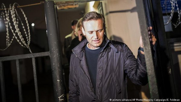 Ведущий оппозиционный политик России Алексей Навальный приговорен к тюремному сроку на 20 суток