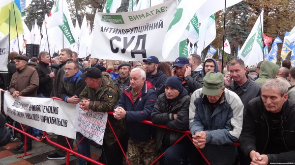 Украинская оппозиция вместе с Саакашвили вышла к зданию Верховной Рады в Киеве