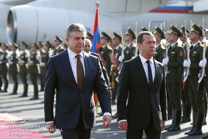 Премьер-министр России Дмитрий Медведев прибыл в Армению с официальным визитом