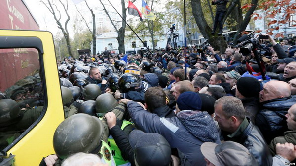 В результате потасовки возле Верховной Рады Украины пострадал полицейский: что происходит в Киеве?