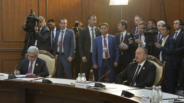 Президенты Армении и Азербайджана сегодня будут в Сочи на саммите СНГ: возможна ли встреча?