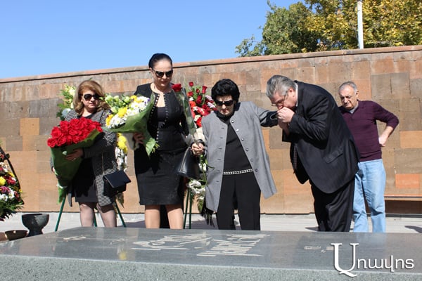 Спустя 18 лет после трагедии: политики поклонились могиле Карена Демирчяна – фоторяд