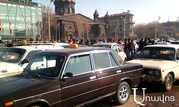 Из Гюмри в Россию начали выезжать таксисты