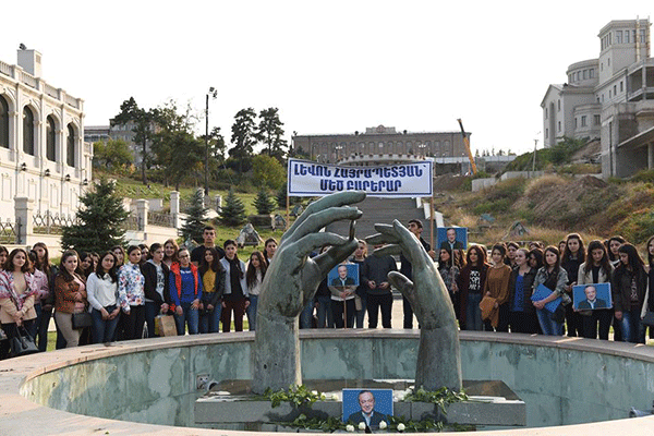 Шествие в Степанакерте в память о меценате Левоне Айрапетяне