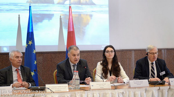 Министр юстиции Армении обсудил с послом ЕС и европейскими экспертами реформу в судебной системе