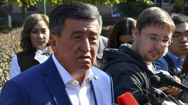 Новый президент Кыргызстана Сооранбай Жээнбеков принес присягу