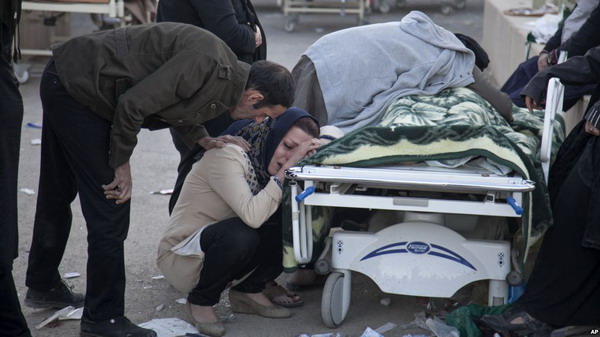 В Иране объявлен траур по жертвам землетрясения: по меньшей мере 430 погибших
