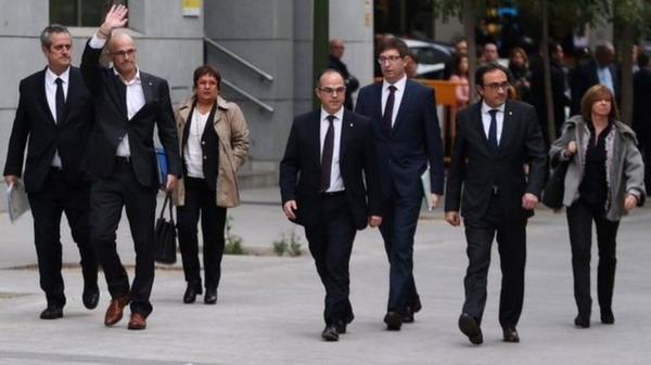 Испанский суд арестовал восьмерых членов распущенного правительства Каталонии