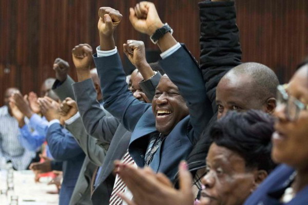 Столица Зимбабве танцует после смещения Мугабе с поста лидера правящей партии: видео