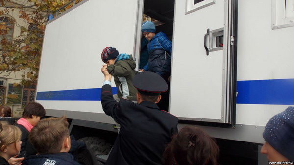 В Севастополе детям дали посидеть в автозаке в честь дня МВД России