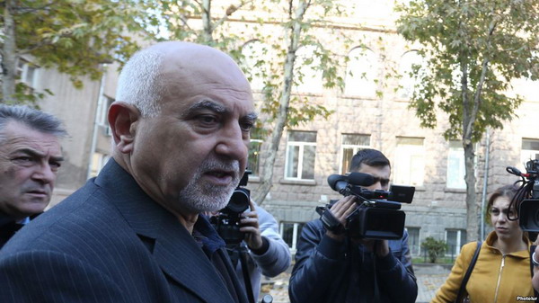Паруйр Айрикян перед зданием ЦИК объявил голодовку: глава ЦИК советует обратиться в суд