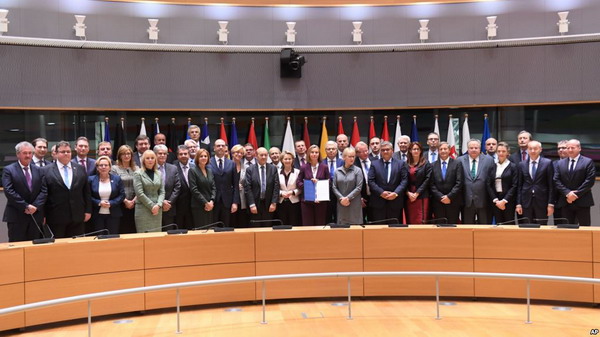 Главы МИД и МО 23 стран-членов ЕС подписали историческое соглашение по обороне