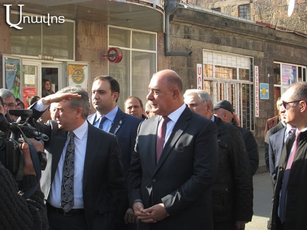Прогуливаясь – на закрытое совещание: премьер-министр снова был в Гюмри – видео, фото