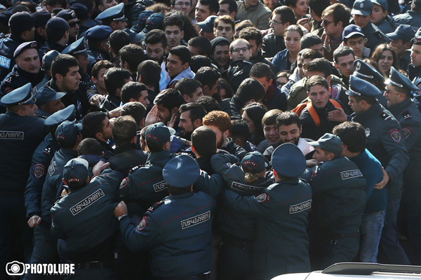 «Они уже наглеют»: полиция предоставила перекрывшим проспект Баграмяна студентам 5 минут – фоторяд