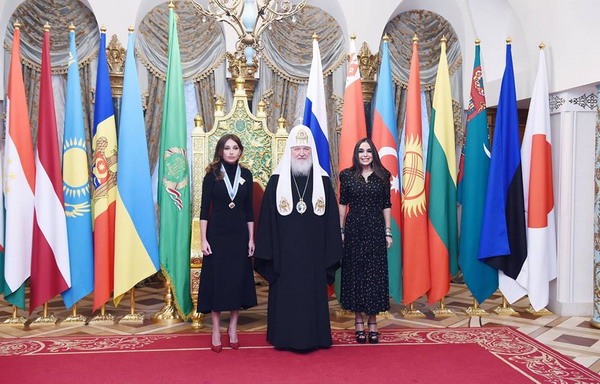 Патриарх Кирилл наградил Мехрибан Алиеву церковным орденом за «оказанную ею помощь РПЦ»