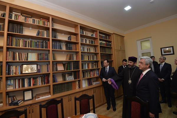 Серж Саргсян посетил Научно-культурный центр «Дом Ованнеса Туманяна» в Тбилиси