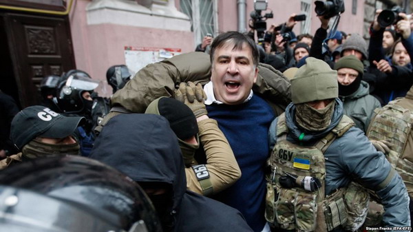 Сторонники Михаила Саакашвили освободили его из машины СБУ, выбив заднюю дверь автомобиля