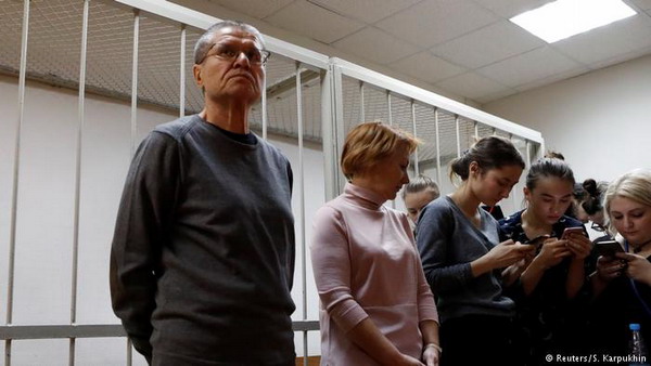Суд в Москве приговорил экс-министра Улюкаева к 8 годам тюрьмы за взятку: адвокаты намерены обжаловать приговор
