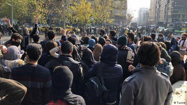 Иранские студенты вышли на митинг протеста в Тегеране с политическими лозунгами