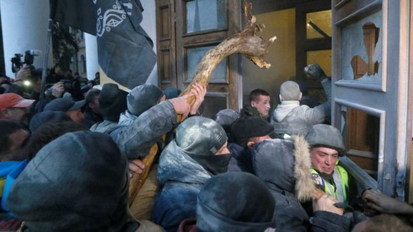 Воскресная акция сторонников Саакашвили в Киеве: по меньшей мере 32 полицейских пострадали