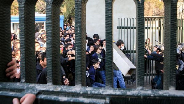 Протесты в Иране вылились в беспорядки и насилие: BBC