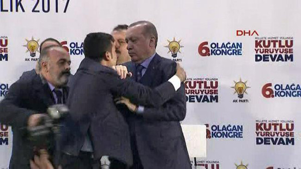 Молодой турок напугал Эрдогана, попытавшись обняться с ним: видео