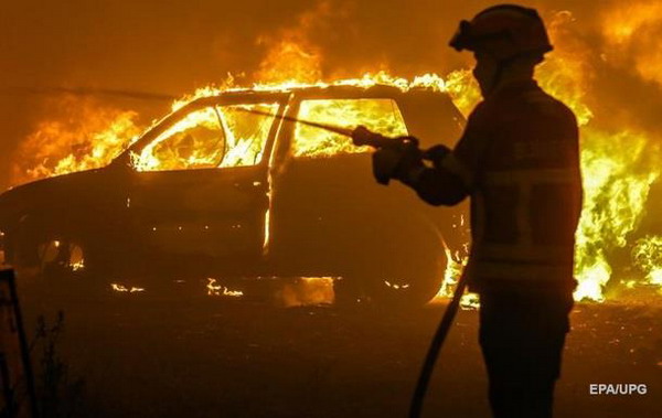 Франция: в новогоднюю ночь хулиганы сожгли более тысячи автомашин, более 500 человек арестованы