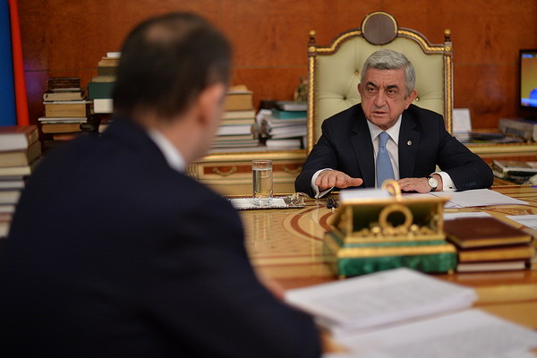 Глава КГД Вардан Арутюнян доложил Сержу Саргсяну о реформах в системе, выполнении плана налоговых поступлений в 2017 году и приоритетах текущего года