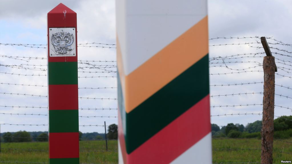 Литва отгородилась от Калининградской области России двухметровым забором