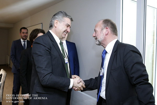 Карен Карапетян в Давосе встретился с председателем Национального совета Швейцарии Домиником де Буманом