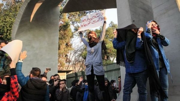 ВВС: «Смерть России» и «Моя жизнь — Иран»: к чему призывают протестующие в иранских городах