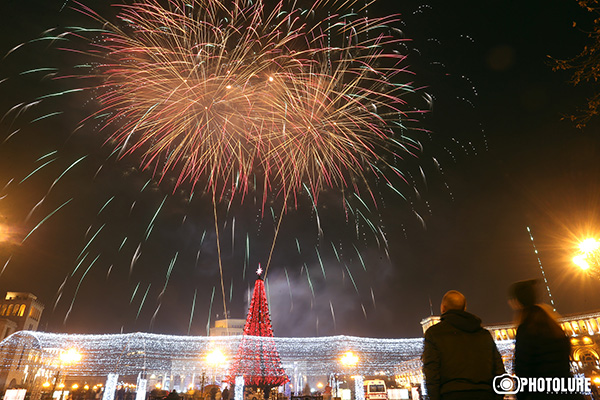 Новогодний салют на Площади Республики в Ереване: фото