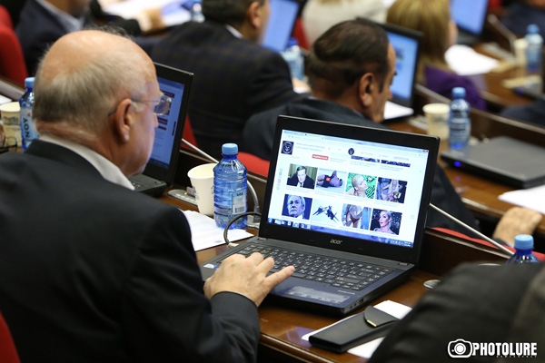 Кадр дня: Арташес Гегамян в ходе заседания парламента разглядывает также фотографии Волочковой