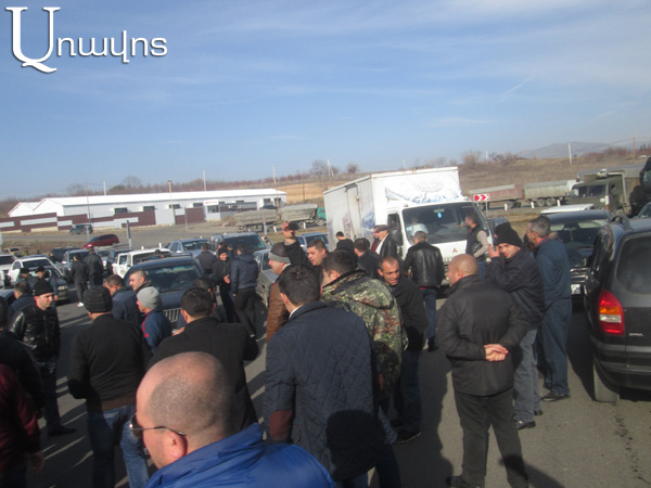 Автостраховщики снова перекрыли дорогу к Баграташенской таможне на границе с Грузией