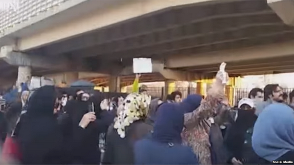 400 человек остаются задержанными за участие в акциях протеста в Иране