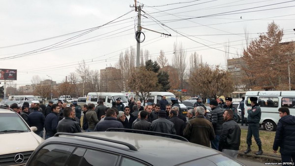 Водители маршруток в Ереване объявили забастовку, протестуя против подорожания газа
