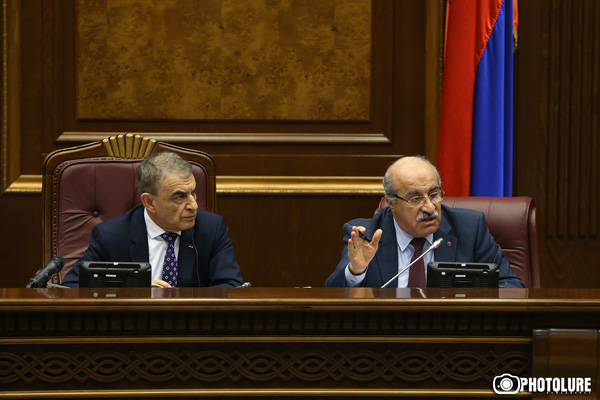 Хосров Арутюнян извинился в парламенте перед пенсионером за то, что посоветовал бедным есть картофель: видео