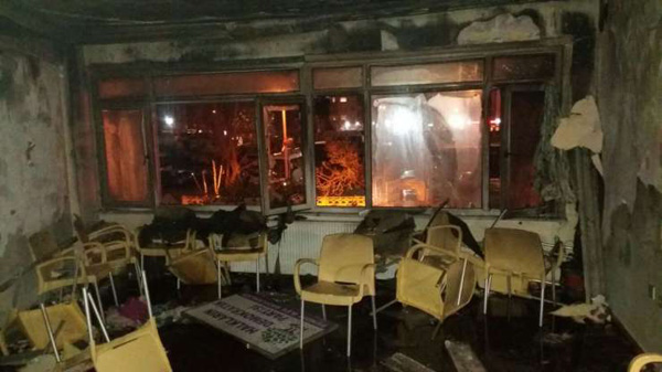 В Стамбуле подожгли офис прокурдской партии