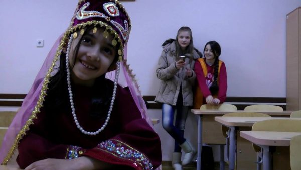 Эксперт рассказала об азербайджанском учителе, нарядившем ученицу в армянский национальный костюм