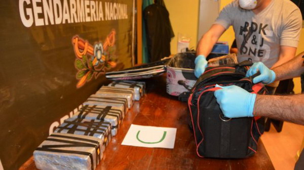 «Грузите кокаин чемоданами»: откуда наркотики в посольстве России в Аргентине — ВВС