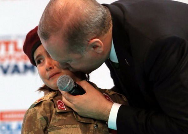 Эрдоган — маленькой девочке: если она погибнет — ее покроют флагом Турции