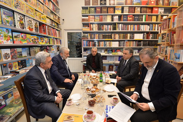День дарения книг в Армении: Серж Саргсян встретился с руководителями ряда армянских издательств