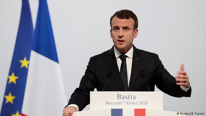 Макрон: Франция может нанести удар по Сирии, по складам химического оружия