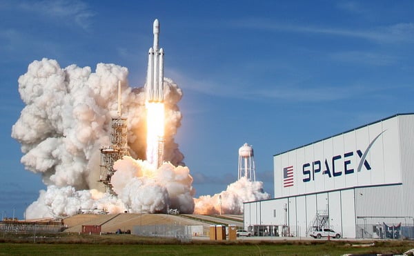 «Роскосмос» называет запуск Falcon Heavy Илона Маска «очень хорошим трюком»